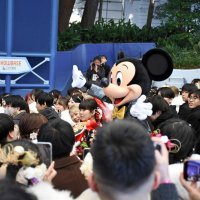 客席でミッキーマウスの祝福を受ける「新２０歳」の若者＝１２日、浦安市の東京ディズニーランド