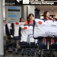 ミラノ・コルティナ冬季五輪でメダルを獲得して帰国したフィギュアスケートの（右から）坂本、鍵山、中井の３選手＝２４日午後、成田市の成田空港