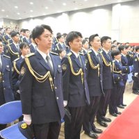 卒業式に臨む卒業生＝６日午前、東金市