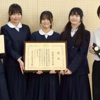 日本学校合奏コンクール全国大会グランドコンテストで念願の全国１位を獲得した習志野一中管弦楽部の３年生ら。坂井さん（中央）はソロ部門でも１位を獲得＝習志野市