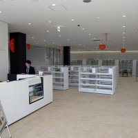 １階の市内公共施設で初めてカフェ（ブックカフェ）を併設。写真奥の図書室で借りた本を読みながらエスプレッソなどを楽しめる
