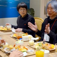 夜楽で参加者と交流する小佐野さん＝３１日、市原市