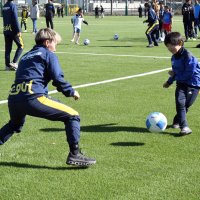 親子サッカー教室でジェフ千葉レディースの選手らとふれ合った子どもたち＝１日、船橋市