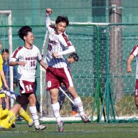 習志野－翔凜　前半、チーム２点目のゴールを決めて喜ぶ習志野・高橋（中央）＝習志野高

