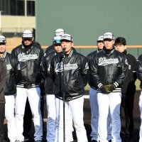 練習前に行われたセレモニーであいさつする千葉ロッテ・サブロー監督（中央）＝都城