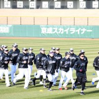 始動、新たな場所で鍛錬　球春到来、日本一へ　都城キャンプ　千葉ロッテ