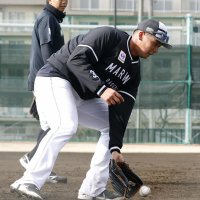 井上「打・守」精力的　都城キャンプ　千葉ロッテ