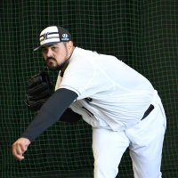 ブルペンで投げ込む千葉ロッテ・カスティーヨ＝都城