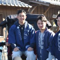 人力車を体験して笑顔を見せる千葉ロッテの（左から）冨士、石垣元、毛利、大聖
