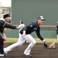 山本、名手と徹底特守　都城キャンプ　千葉ロッテ