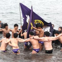 安房高生ら２２人“原点回帰”　寒中水泳の伝統守る　館山・北条海岸