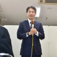 議席を守れず、支援者を前に敗戦の弁を述べる中道改革連合の奥野氏＝８日、四街道市