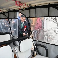 グリスロは雨天の際はシートを下ろして走行する＝１１日、千葉市若葉区
