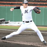 実戦形式の練習で力投する千葉ロッテ・冨士＝１１日、都城