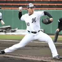 実戦形式の練習で力投する千葉ロッテ・大聖＝１１日、都城