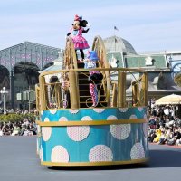 東京ディズニーランドでは、ミニーマウスが主人公のパレードも開催中＝浦安市

