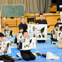 筆操り「母の愛」表現　茂原小で水墨画教室　北京出身の画家王さん指南