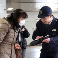 未解決「犯人逮捕へ情報を」　千葉市若葉区の教諭強殺事件２９年　現場周辺駅で署員らビラ配り　遺族「真実知りたい」　