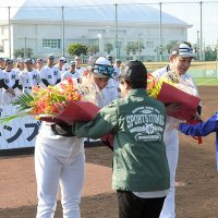 歓迎セレモニーで花束を贈られる横山投手（手前左）とサブロー監督＝１３日、同市西崎総合運動公園の糸満西崎球場