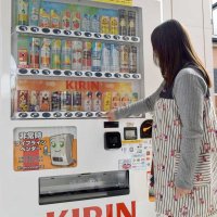 飲料販売、防犯、災害支援　“３役”こなす自販機登場　キリン　八千代に千葉県内初設置　高性能カメラ内蔵、２４時間「みまもり」