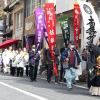 お題目を唱えながら誕生寺に向かう「御練行列」の一行＝１６日、鴨川市