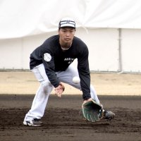 千葉ロッテの１軍都城キャンプでノックを受ける石垣勝＝６日