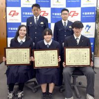 男児の救助に貢献し、感謝状を受け取った（前列左から）川添さん、岩谷さん、斎藤さん＝１９日、印西署