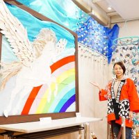 月の沙漠記念館に飾られた町商工会女性部のテーマ作品。翼を広げるペガサスと明るい虹を布や毛糸を使い制作した＝御宿町
