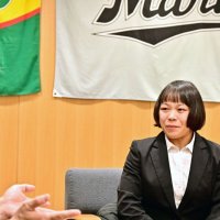 「いまだに実感がない」と話す森選手（右）＝２５日、千葉市役所