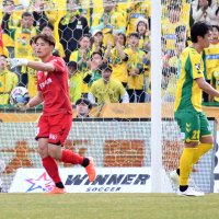 水戸戦で指示を出す千葉のＧＫ若原（左）
