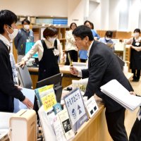 図書館職員が警察と訓練　不審者対応学ぶ　福岡県の刺傷事件受け　香取　
