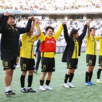 ＦＣ東京に勝利し、サポーターと喜びを分かち合う柏の選手たち（共同）
