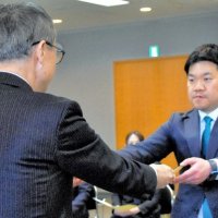 衆院選当選者、証書手に喜び　千葉県選管が付与式