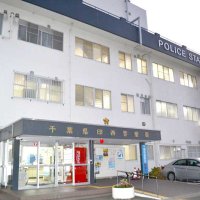 ベッドに横たわる入居女性に右膝落とし…大腿骨折る重傷負わせたか　容疑で介護士の男逮捕　白井