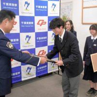 調整池に男児、下校中の高校生が制服のまま入り救出　連携した中高生３人に印西署感謝状　「今後も人助けしたい」