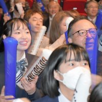 中井選手を応援する同じスケートアカデミー所属の久保田さん（中列左）＝２０日、市川市
