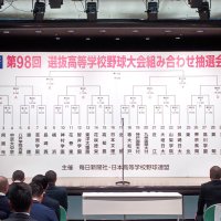 選抜高校野球大会の組み合わせ抽選会が行われ、出場３２校の対戦カードが決まった=６日、大阪市内