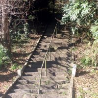信仰対象の「軍荼利山」　波乗り“聖地”にぎわう　東浪見駅（ＪＲ外房線）　【駅から２ｋｍのおもしろ散歩　千葉地理学会】