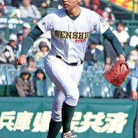 山梨学院打線を７安打１失点に抑えて完投した専大松戸・門倉＝甲子園