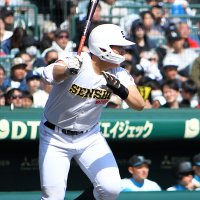 専大松戸―山梨学院　１回裏専大松戸２死二塁、４番・吉岡が先制の左前適時打を放つ＝甲子園