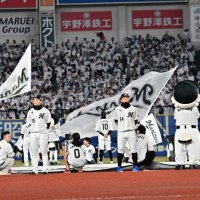開幕セレモニーに臨むプロ野球千葉ロッテマリーンズの選手たち＝２７日、千葉市美浜区のＺＯＺＯマリンスタジアム