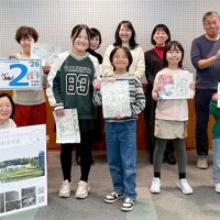 誕生日の新聞読み版画　市原・湖畔美ワークショップ、本紙使用　「世界に一枚」親子ら笑顔