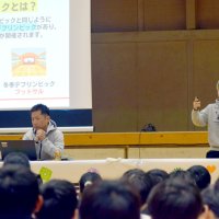 デフリンピックについて説明する岩渕選手（右）。左は山本監督