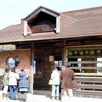 上総中野駅のホーム側に設置された竹製のオブジェ＝大多喜町
