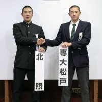 対戦が決まり握手する北照の手代森煌斗主将と専大松戸の高貝規仁主将＝６日、大阪市北区（代表撮影）（共同）
