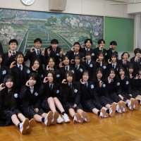 黒板アートと記念撮影をする３年Ｃ組の生徒＝６日、山武市