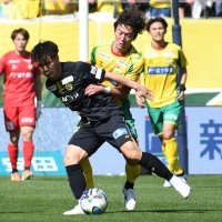 千葉―柏　前半、競り合う柏・小西（手前）と千葉・石川＝７日、千葉市中央区のフクダ電子アリーナ