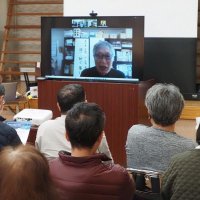 旭市飯岡地区の語り部からオンラインで津波体験を聞く住民＝富津市
