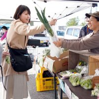 自分たちで手がけた旬野菜を販売していた若手農業者グループの店先
