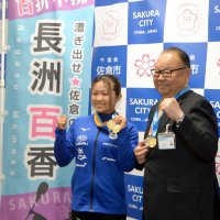 アジア選手権で２冠を達成し、メダルを手に喜びを報告した長洲選手（左）＝佐倉市役所